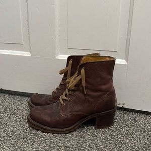 Frye Sabrina lace up boot size 7